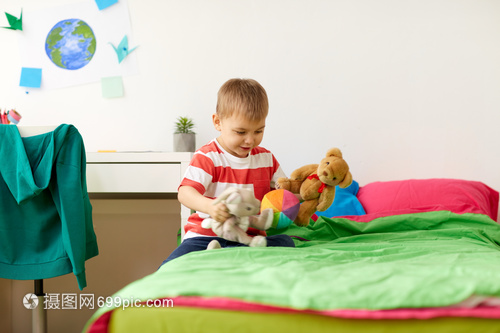 家长和教师往往在“玩”的过程中缺位或错位