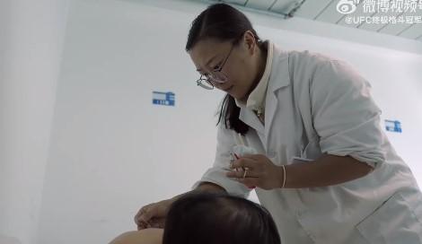 两面石铭：从门诊到擂台的医者仁心与武者勇锐