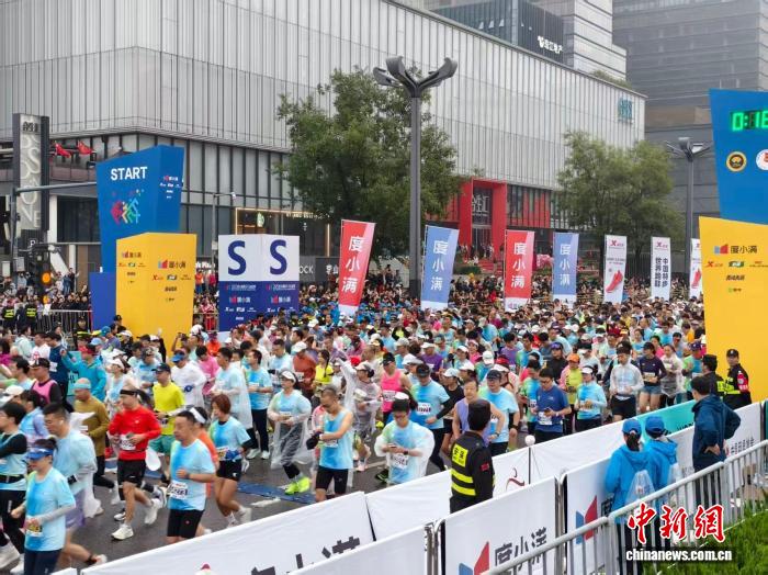 2025西安马拉松赛鸣枪开跑 3.8万人共赴千年古都文