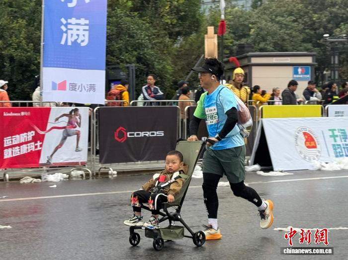 2025西安马拉松赛鸣枪开跑 3.8万人共赴千年古都文