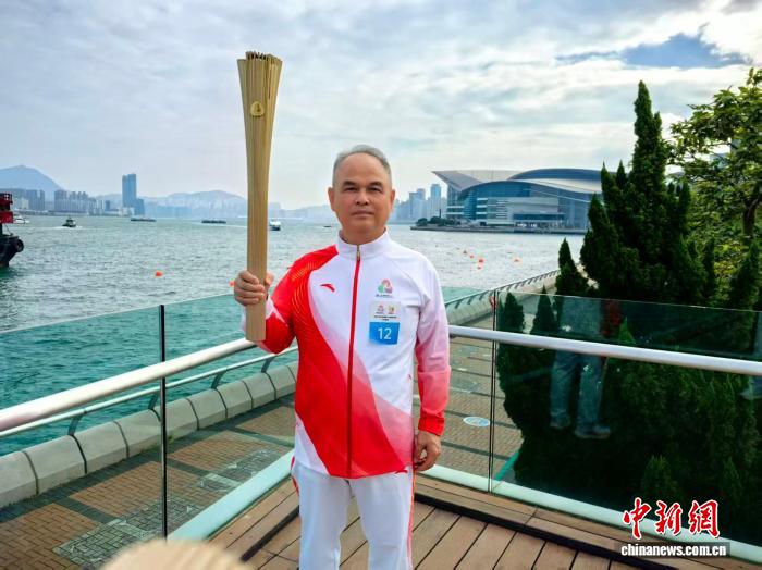 移民警察易桂平携圣火亮相全运会火炬传递