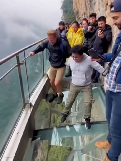 湖人包夹致对手20次失误 詹姆斯成队史第二位命